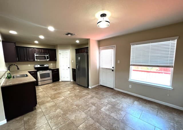10707  Bayhill Den, San Antonio, TX 78245 — photo 6