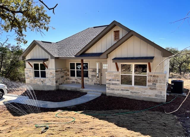 946  Cypress Dr