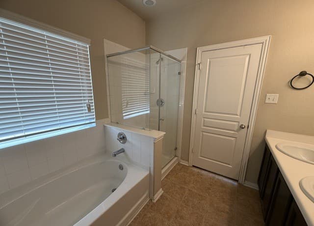 11402  Garden Fls, San Antonio, TX 78245 — photo 12