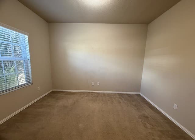 11402  Garden Fls, San Antonio, TX 78245 — photo 2