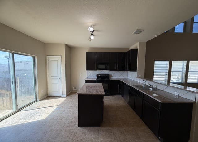 11402  Garden Fls, San Antonio, TX 78245 — photo 5
