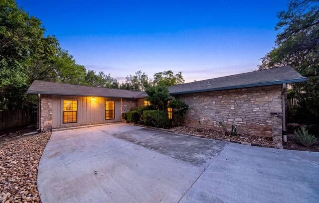 602  Coach Rd