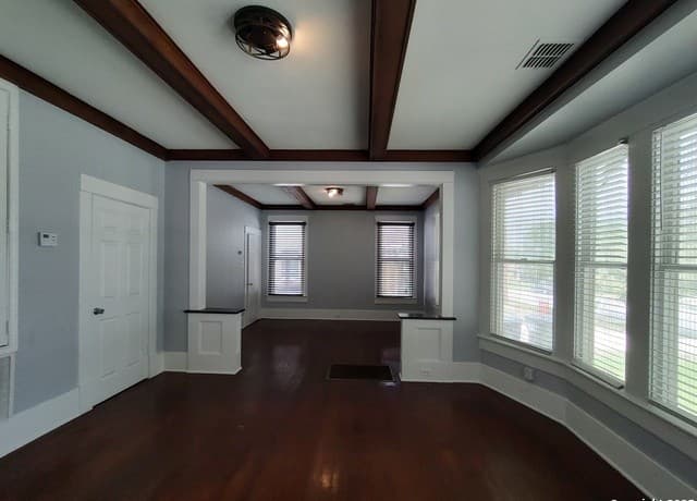 826 W Russell