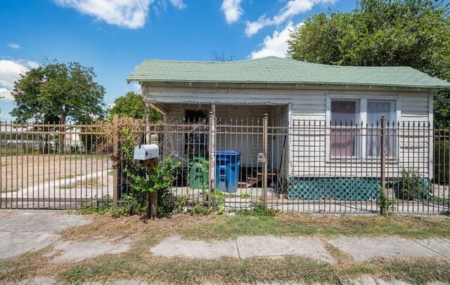 438 S San Dario Ave