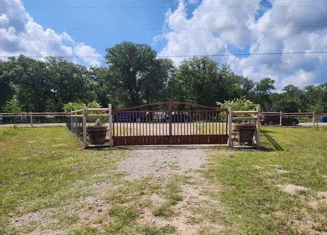 1208 County Road 317, La Vernia, TX 78121