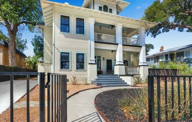 223 E Craig Pl