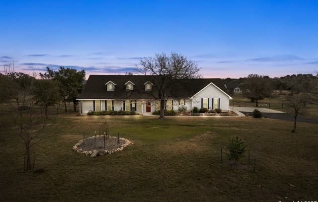 106 Abierto Cove Dr, Blanco, TX 78606