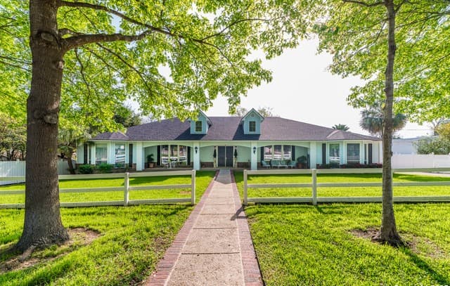 7226 N Vandiver Rd