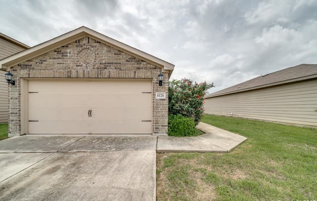6126 Pleasant Lake