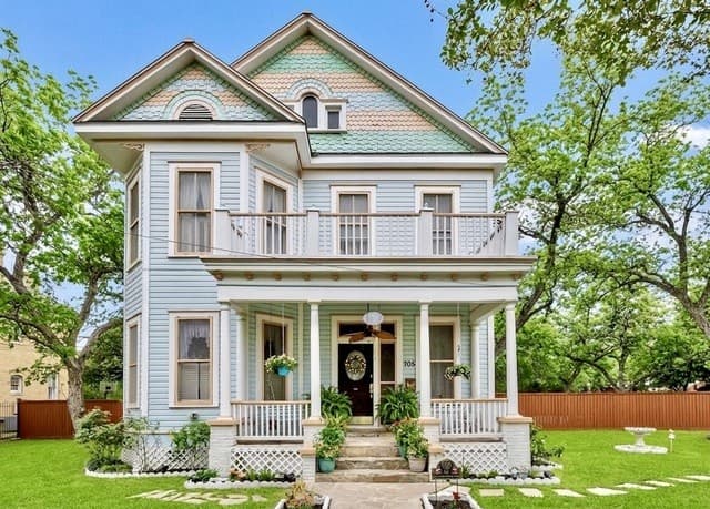 705 E Guenther
