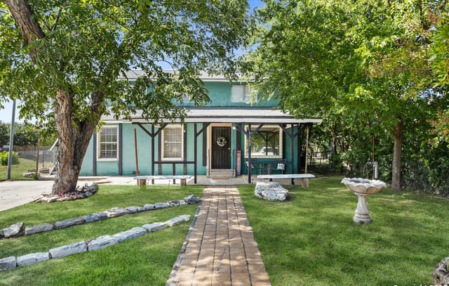 1222 W Harding
