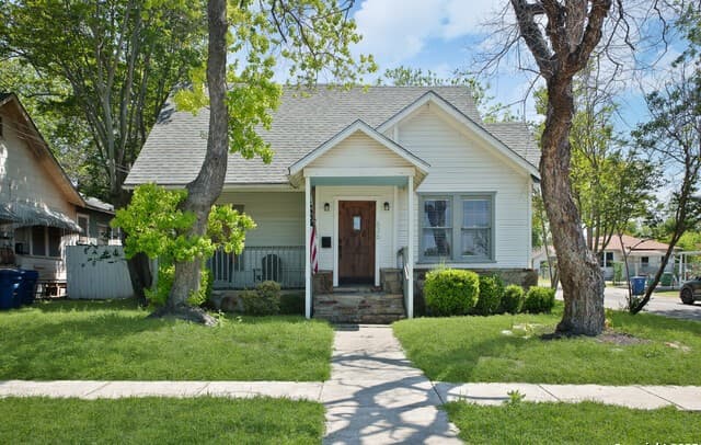 636 W Hollywood Ave.