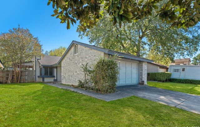 5936 Misty Glen