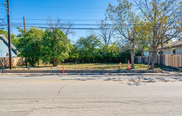 910 N Hackberry