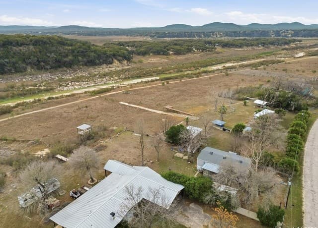 727 Private Road 1516