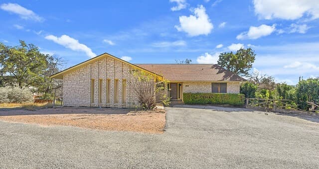 132 W Outer Dr