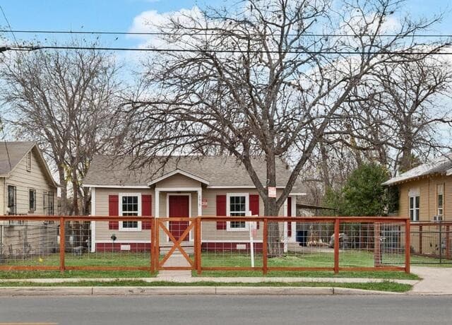 2619 E Houston