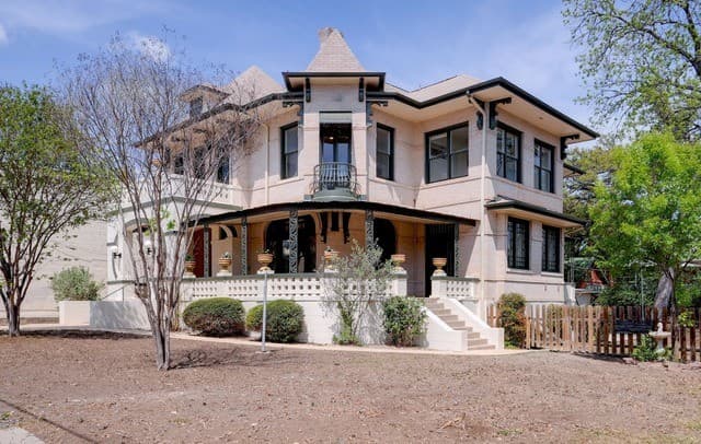109 E Woodlawn