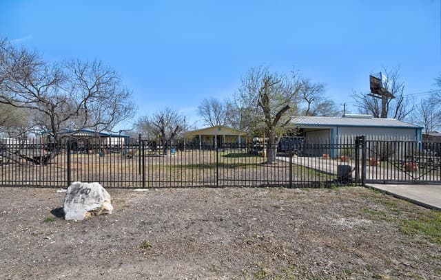 2740 Churchill