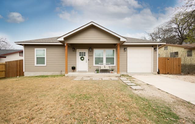 2215 Lake Louise Dr