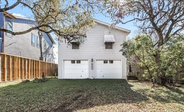 2748 Lakeshore