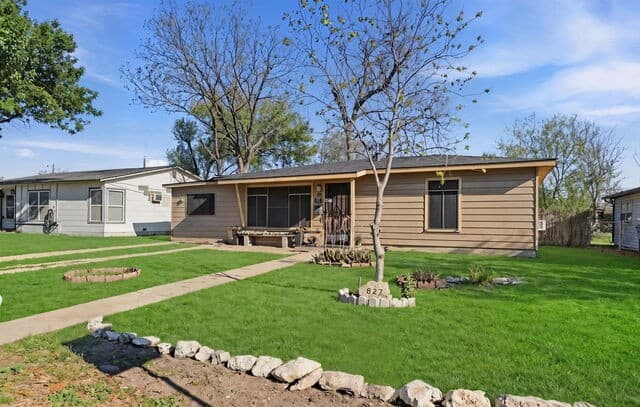 527 E Dickson