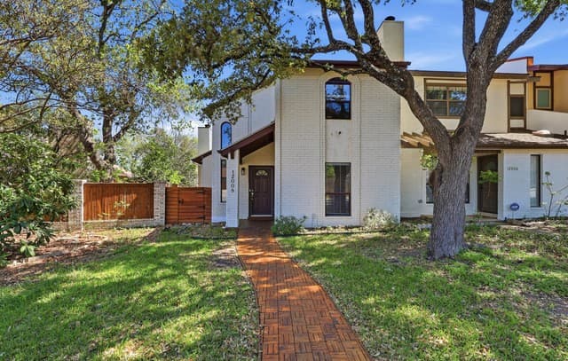 12008 Vista Nogal St