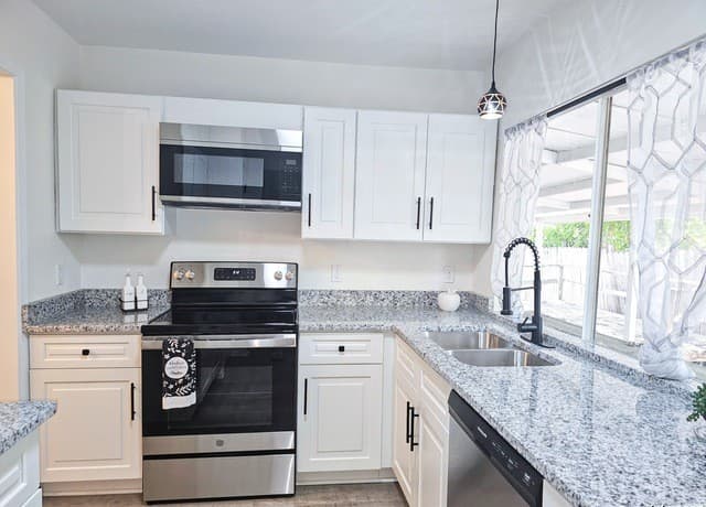 6606 Lake Glen