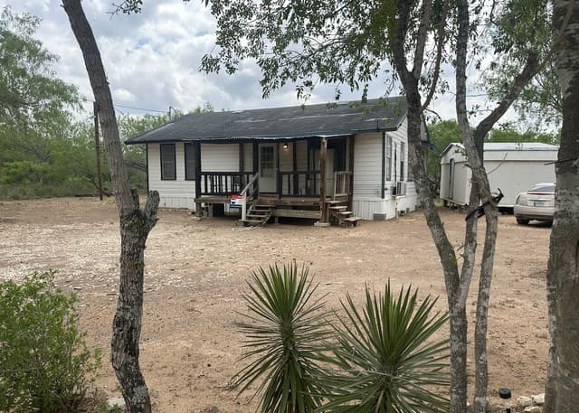 512 E Ave J, Christine, TX 78026