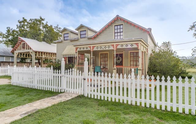 1201 Sisterdale