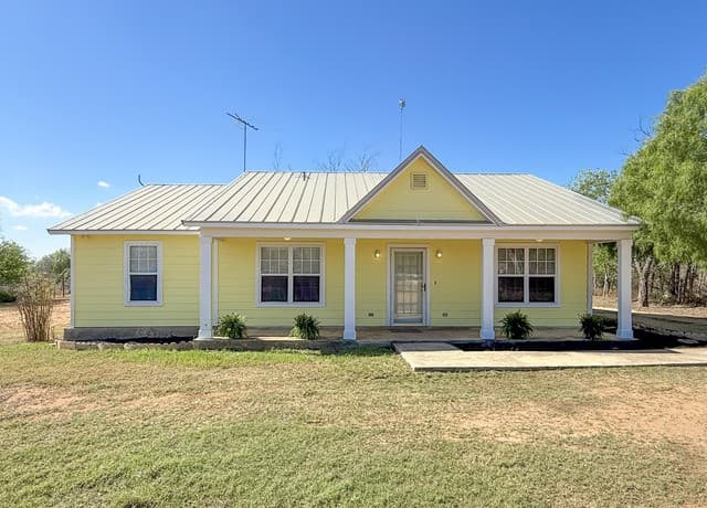 680 W County Road 678, Natalia, TX 78059