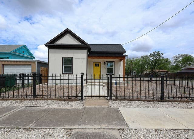 1113 Burleson