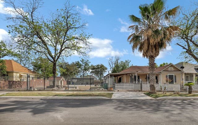 1518 W Travis