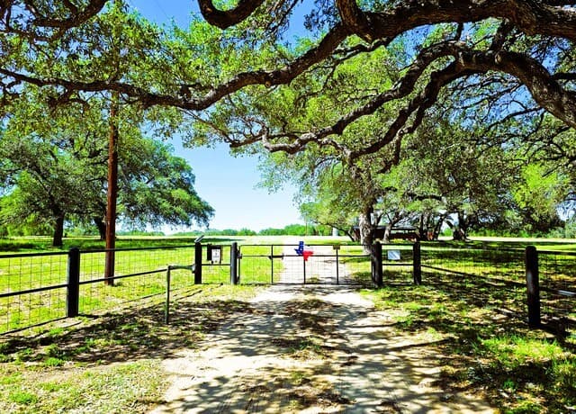 799 County Road 6612, Devine, TX 78016