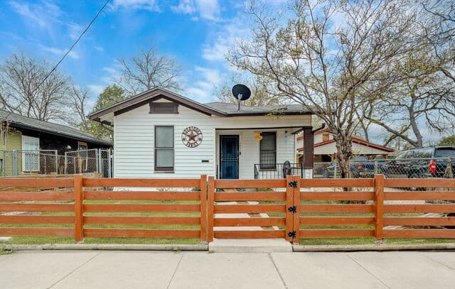 1650 W Laurel