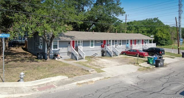 1529 N Walters