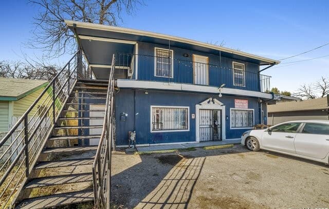 811 S General Mcmullen Dr