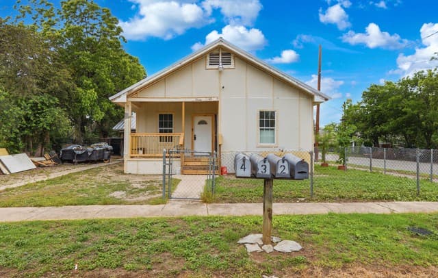 1021 Center St