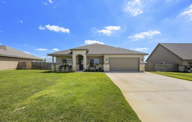 213 Colonial Ln