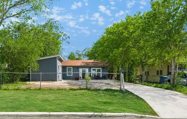 512 Stratford Ct