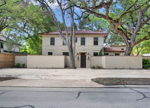 421 E Hildebrand