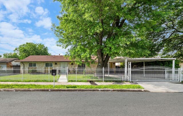 5826 Castle Brook Dr