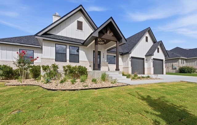 120 Ash Pkwy, La Vernia, TX 78121