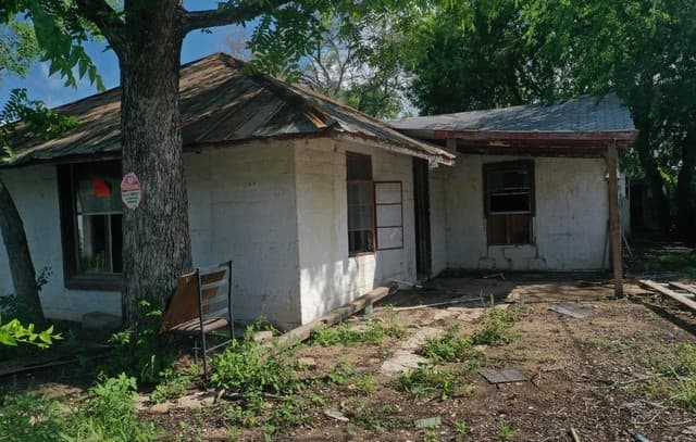 610 W Moore Ave