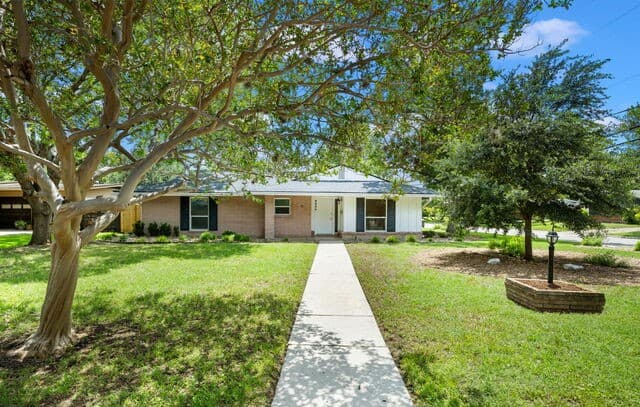 8235 Greenbrier