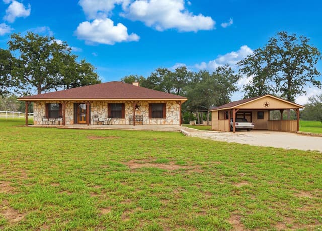 105 Whispering Oaks Dr