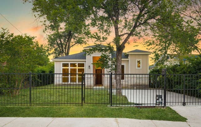 1243 W Harlan Ave