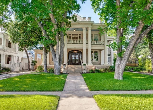 125 W Agarita Ave.