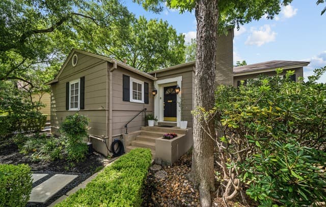 330 W Agarita Ave