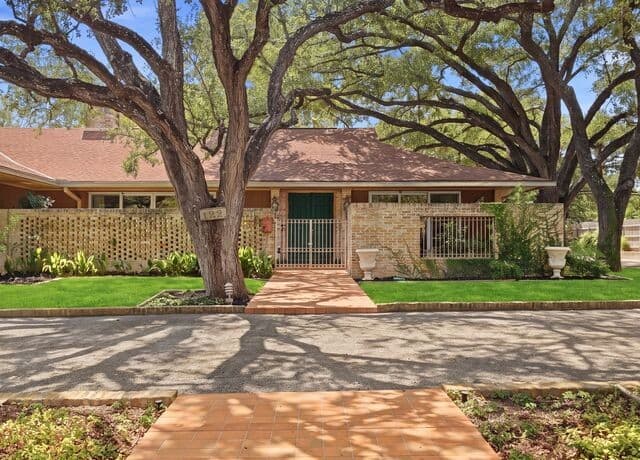 122 Laburnum Dr